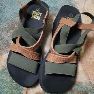 Muk Luks sandals size 7